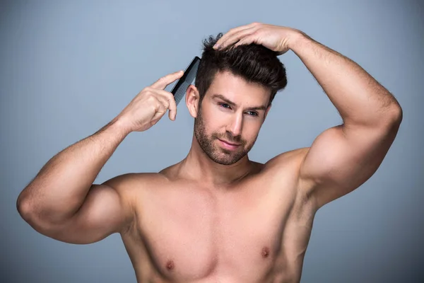 Mężczyzna czesający włosy — Zdjęcie stockowe