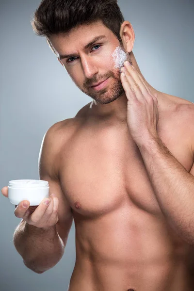 Adam yüz kremi uygulama — Stok fotoğraf