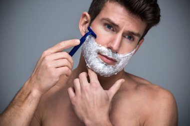 yakışıklı erkek tıraş