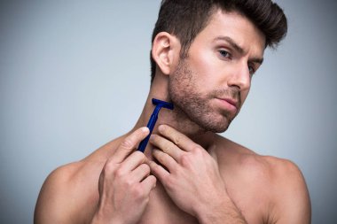 yakışıklı erkek tıraş