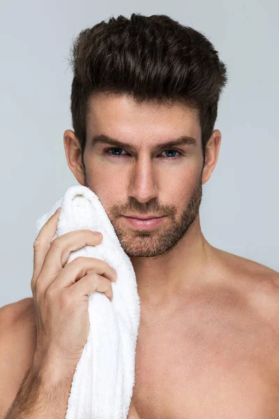 Homem bonito com toalha — Fotografia de Stock