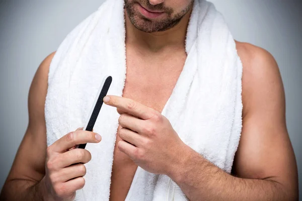 Homme utilisant une lime à ongles — Photo