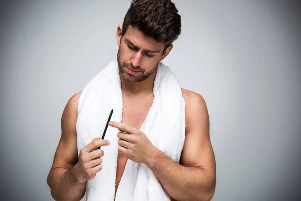 Hombre usando una lima de uñas — Foto de Stock