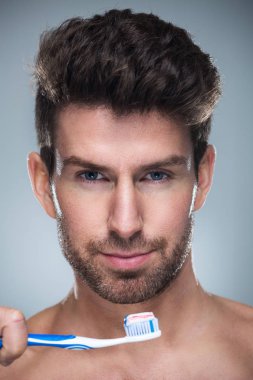 diş fırçası ile adam