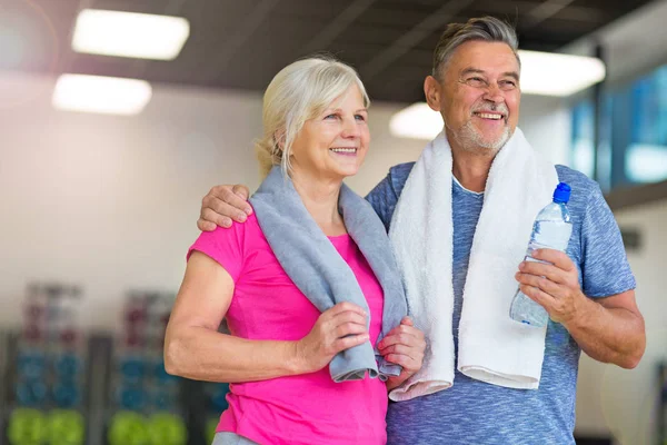 Seniorenpaar trainiert im Fitnessstudio — Stockfoto