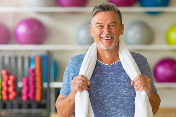 Seniorchef im Fitnessstudio — Stockfoto