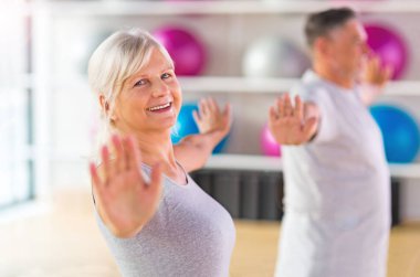 üst düzey iki spor salonunda egzersiz