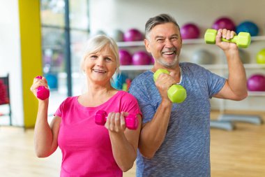 üst düzey iki spor salonunda egzersiz