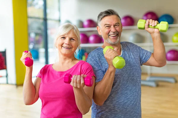 Senior pareja haciendo ejercicio en el gimnasio — Foto de Stock