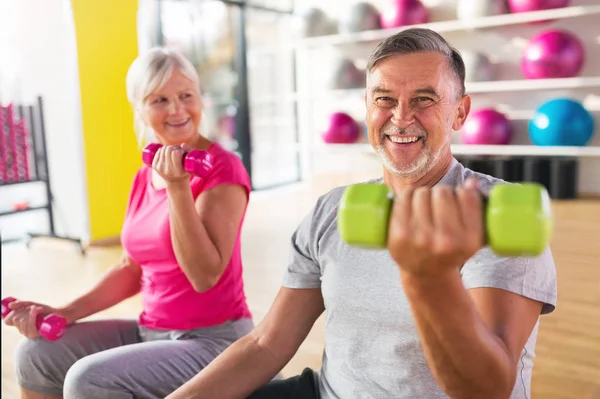 Senior pareja haciendo ejercicio en el gimnasio —  Fotos de Stock