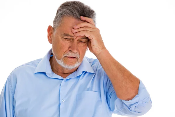 Hombre mayor que tiene dolor de cabeza — Foto de Stock