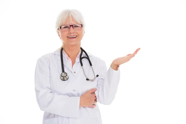 Zralé ženské doktor s úsměvem — Stock fotografie