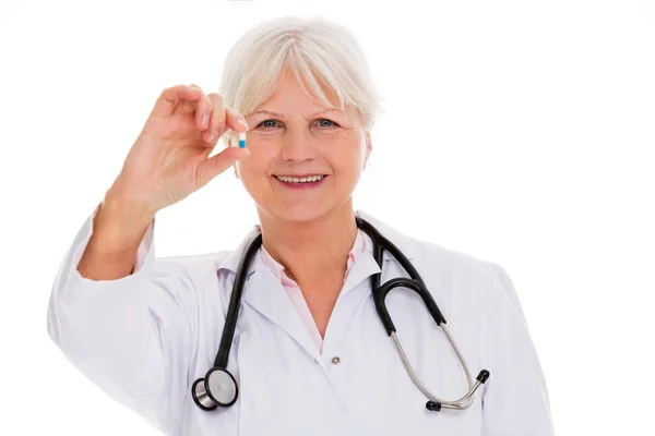 Maduro feminino médico sorrindo — Fotografia de Stock