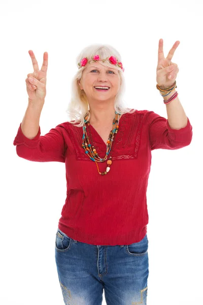 Senior vrouw gekleed als een hippie — Stockfoto