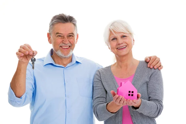 Ouder paar bewegende huis — Stockfoto