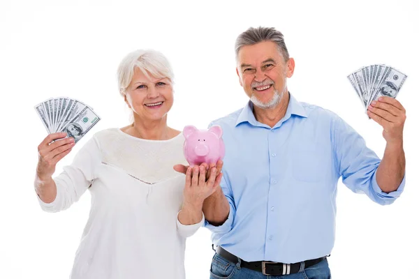 Senior para trzymając pieniądze i Skarbonka — Zdjęcie stockowe