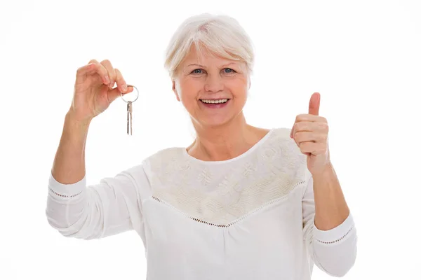 Mujer mayor con llaves de un nuevo hogar —  Fotos de Stock