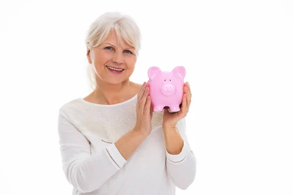 Senior vrouw bedrijf piggy bank — Stockfoto