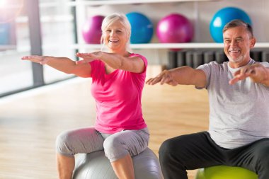 üst düzey iki spor salonunda egzersiz
