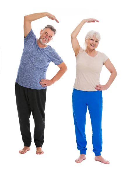Anziani che fanno esercizi di fitness — Foto Stock