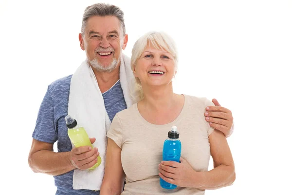 Fitness pareja mayor con toalla y botellas — Foto de Stock