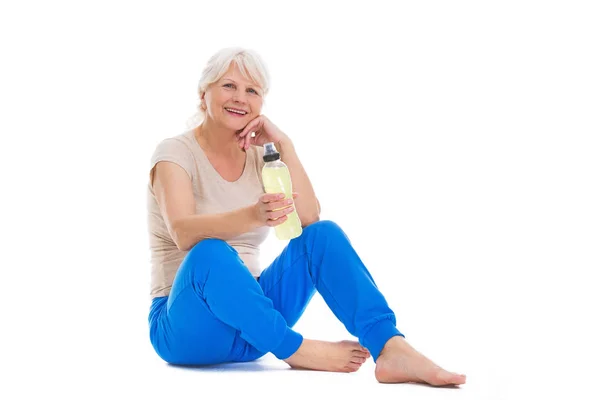 Mulher sênior fazendo exercícios de fitness — Fotografia de Stock