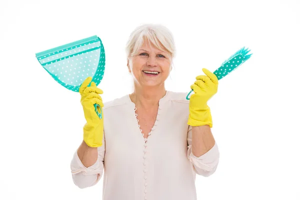 Mujer mayor con artículos de limpieza y guantes de goma — Foto de Stock