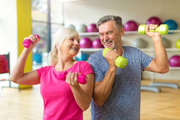 Senior couple exercising in gym — Stock Photo, Image