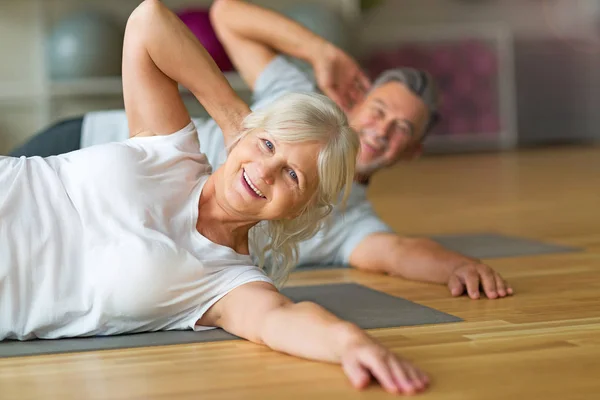 Seniorenpaar trainiert im Fitnessstudio — Stockfoto