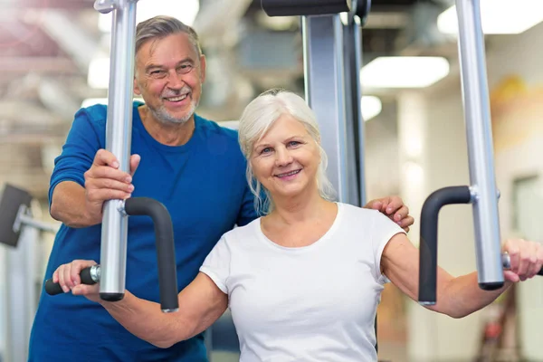 Senior couple exercising in gym — Stock Photo, Image