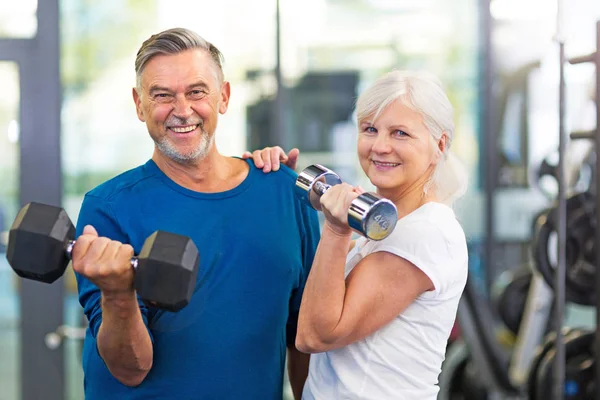 Senior couple exercising in gym — Stock Photo, Image