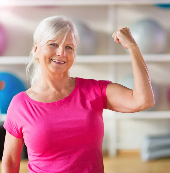 Äldre kvinna på gymmet — Stockfoto