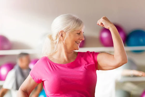 Äldre kvinna på gymmet — Stockfoto