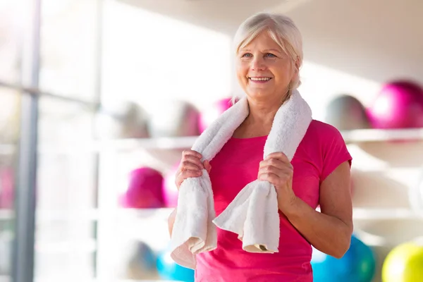 Seniorin im Fitnessstudio — Stockfoto