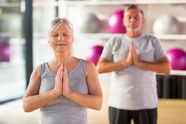 Äldre par träning i gym — Stockfoto