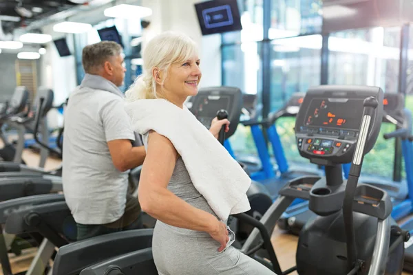 Senior pareja haciendo ejercicio en el gimnasio — Foto de Stock