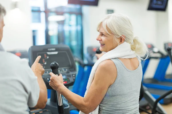 Senior Couple Exercising di gym — Stok Foto