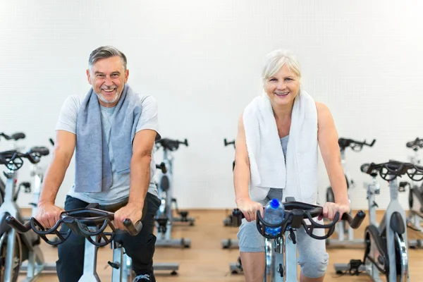 Senior couple exercising in gym — Stock Photo, Image