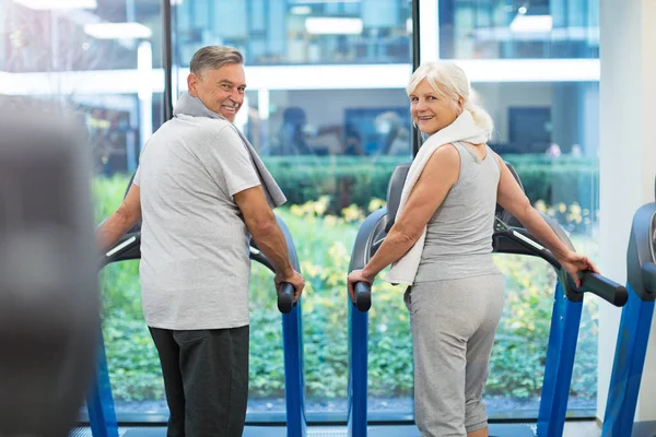 Senior couple exercising in gym — Stock Photo, Image