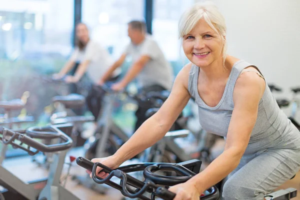 Seniors doing fitness exercises — Stock Photo, Image