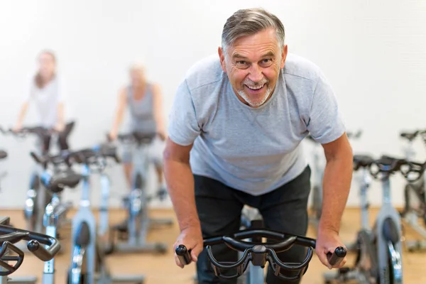 Idősek csinál fitness gyakorlatok — Stock Fotó
