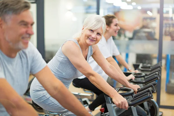 Anziani che fanno esercizi di fitness — Foto Stock