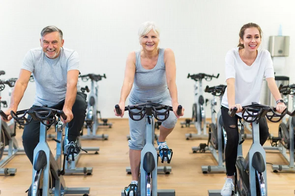 Seniors doing fitness exercises — Stock Photo, Image