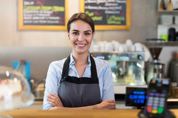 Vrouw werkzaam in coffeeshop — Stockfoto