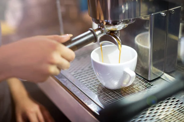 Barista kocht Kaffee — Stockfoto