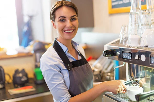 Mujer trabajando en una cafetería — Foto de Stock