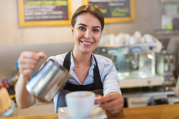 Mujer trabajando en una cafetería — Foto de Stock