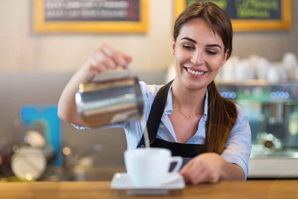 Femme travaillant dans un café — Photo