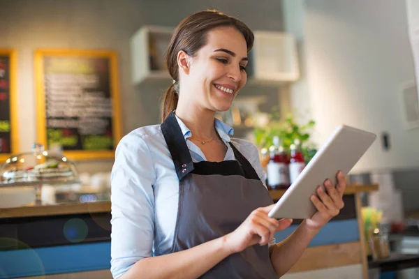 Frau arbeitet in Café — Stockfoto