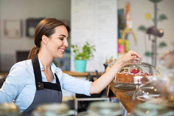 Mulher trabalhando no café — Fotografia de Stock